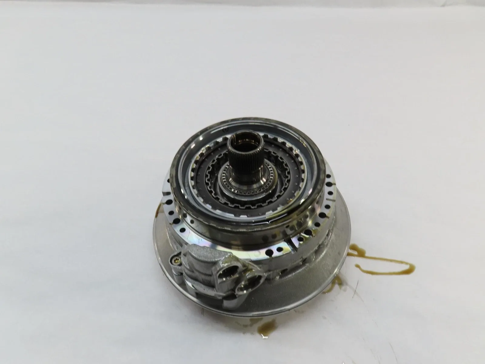 2014-2015 BMW X1 (E84) 28i Automatic Transmission Oil Pump MPN 24008632462 image 2