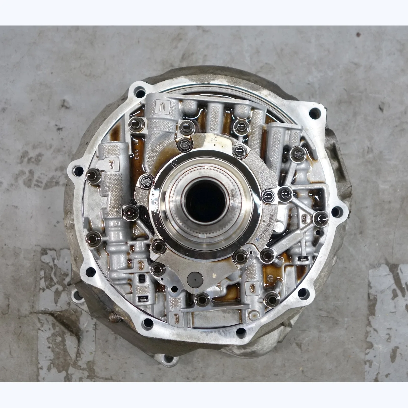 2007-2008 BMW X3 (E83) 3.0si Automatic Transmission Bell Housing & Oil Pump MPN 24007586032 image 2