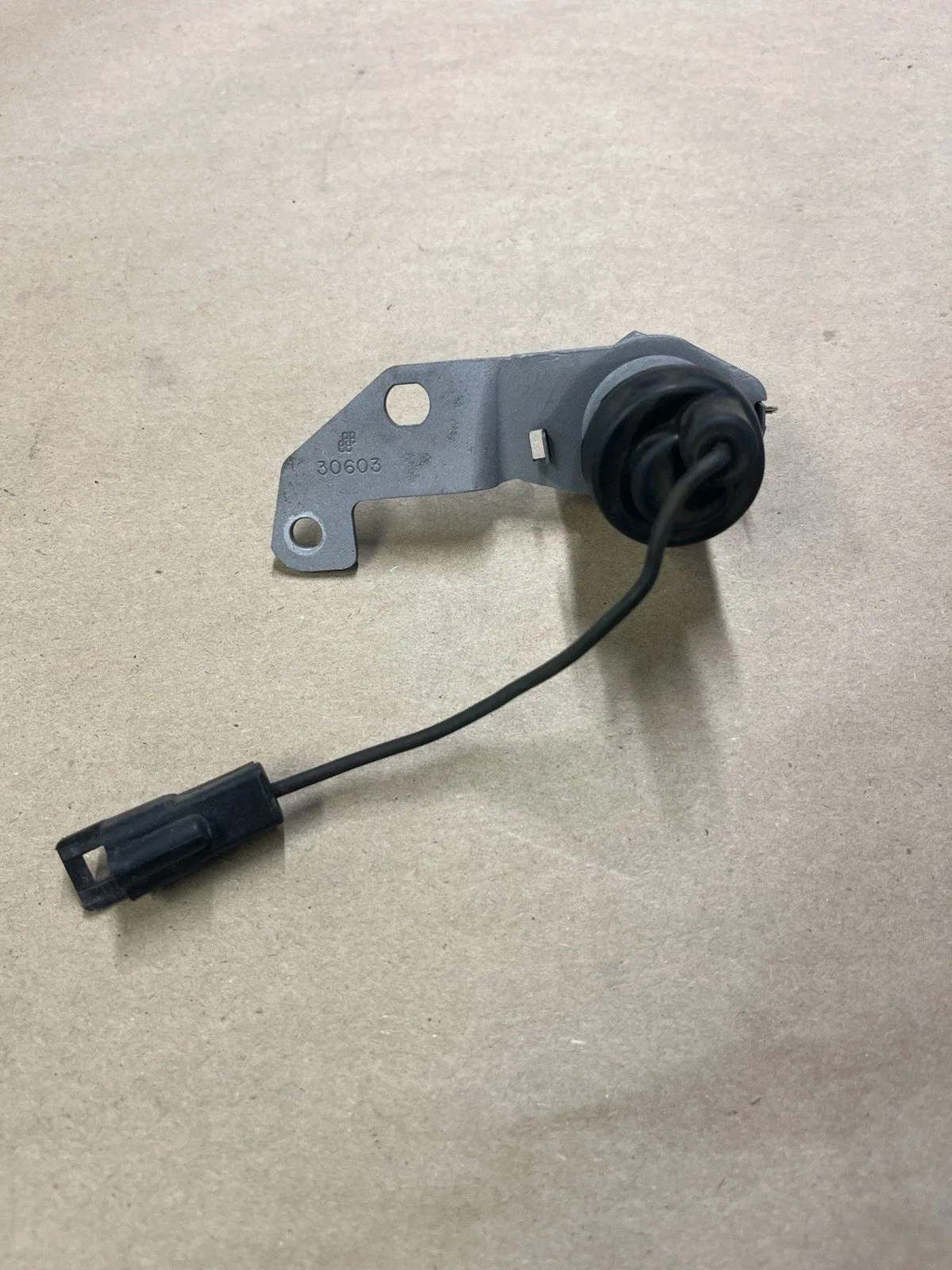 Original GM TH400 Kickdown Switch w/ Bracket & Connector – 1969-75 Oldsmobile