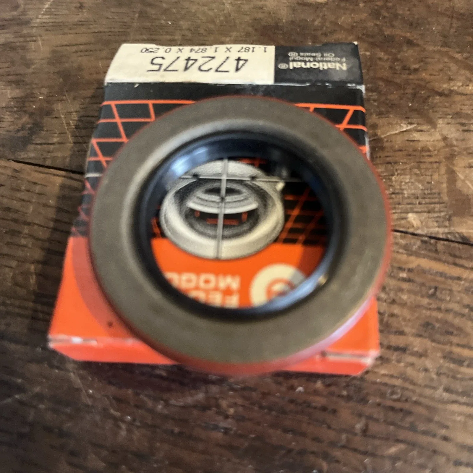 National 472475 Oil Seal (NOS) image 2