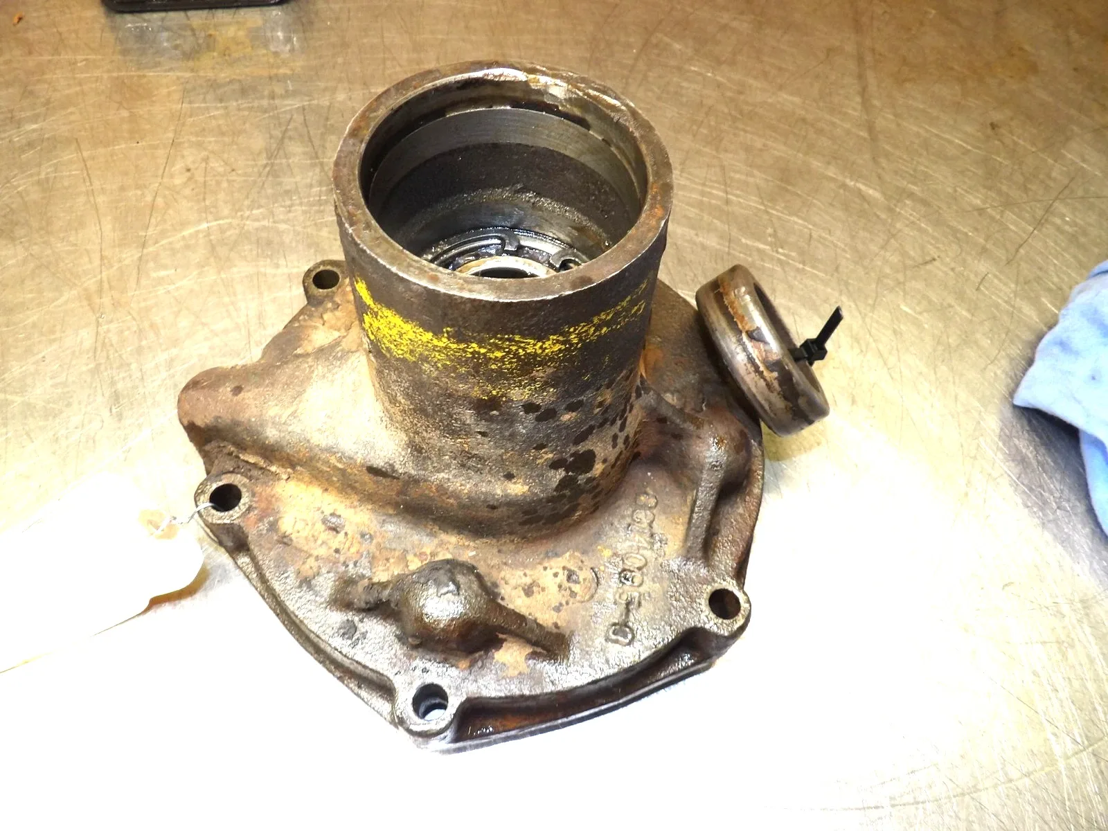 GM Olds/Pontiac Hydra-Matic Tail (Output) Housing with Bearing - Chevrolet image 3