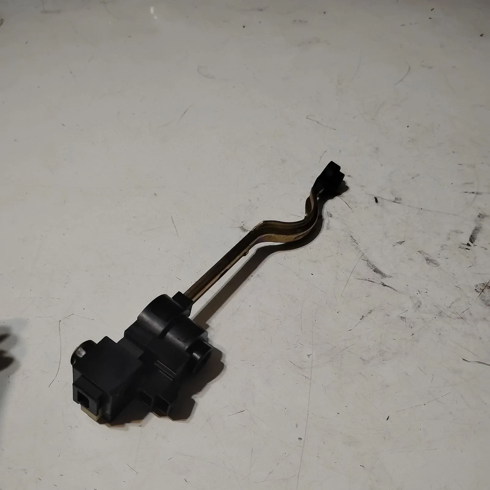 2007 Cadillac DTS Automatic Transmission Shift Lock Control Solenoid 26098856 image 2