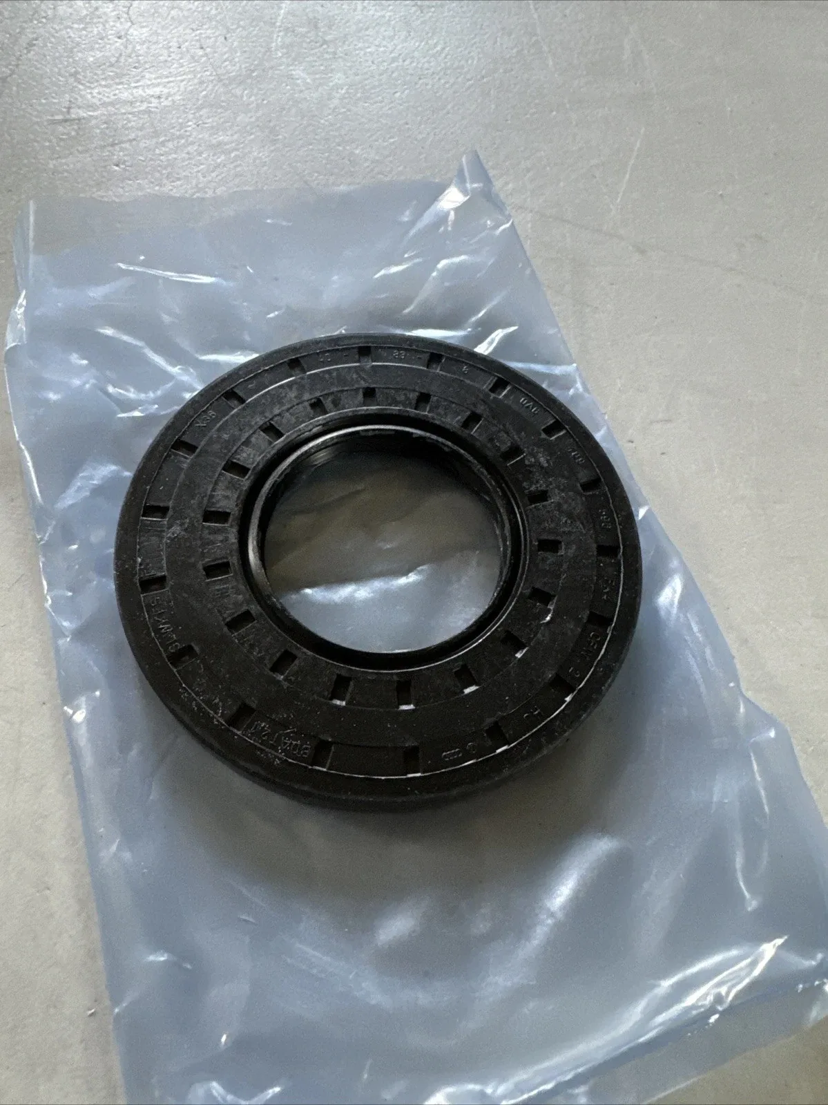 OEM Transfer Case Output Shaft Seal 0A6409596 for 2012-2013 Audi TT Quattro & 2010-2014 VW CC 4Motion image 2