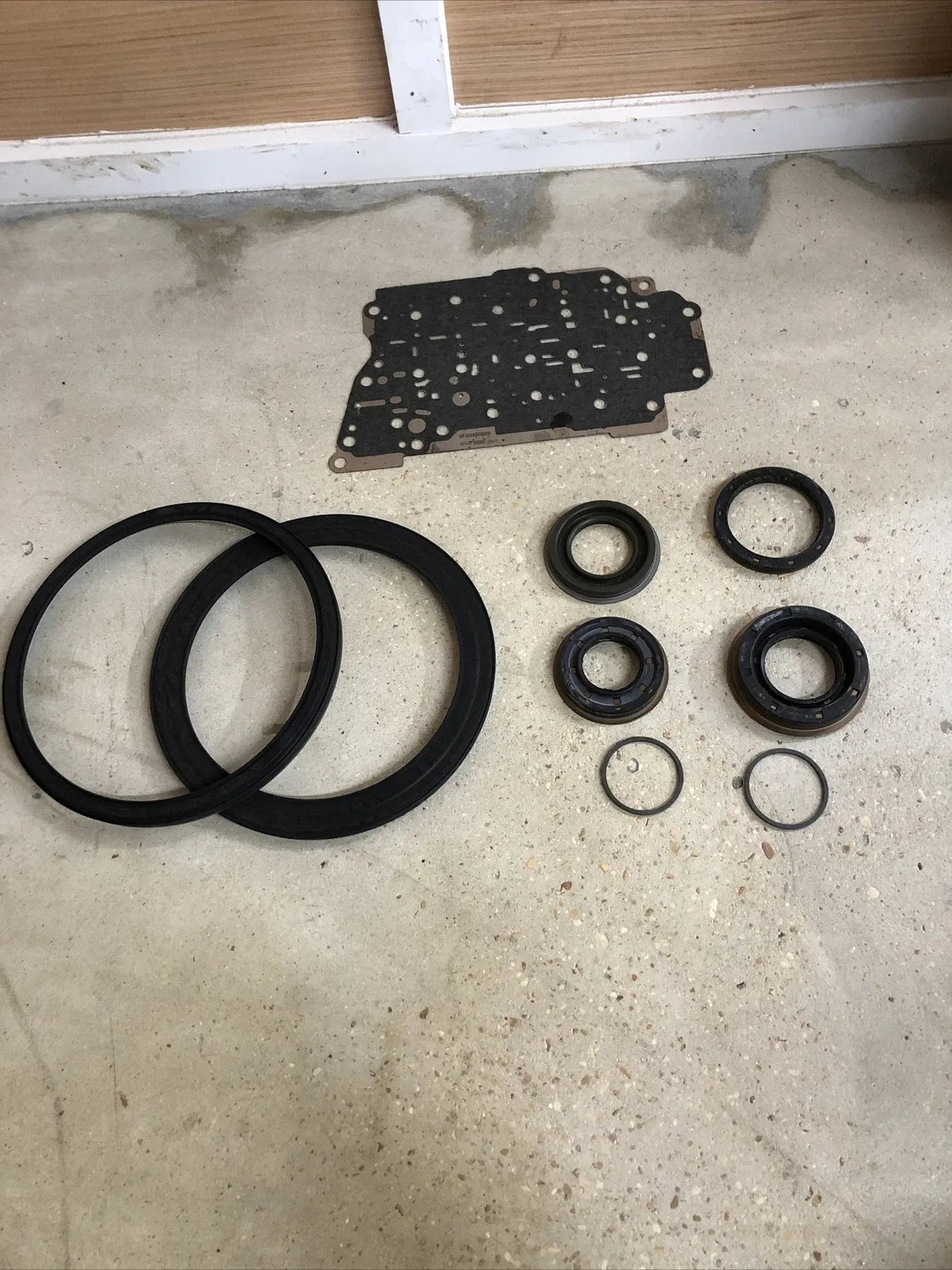 Ford Overhaul Gasket & Oil Seal Kit 9L8Z-7153-A (NOS)