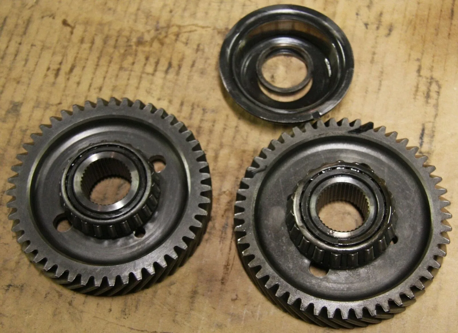 Chrysler 41TE (A604) Transfer Gear, Upper Bearing Race Retainer & Output Gear image 2