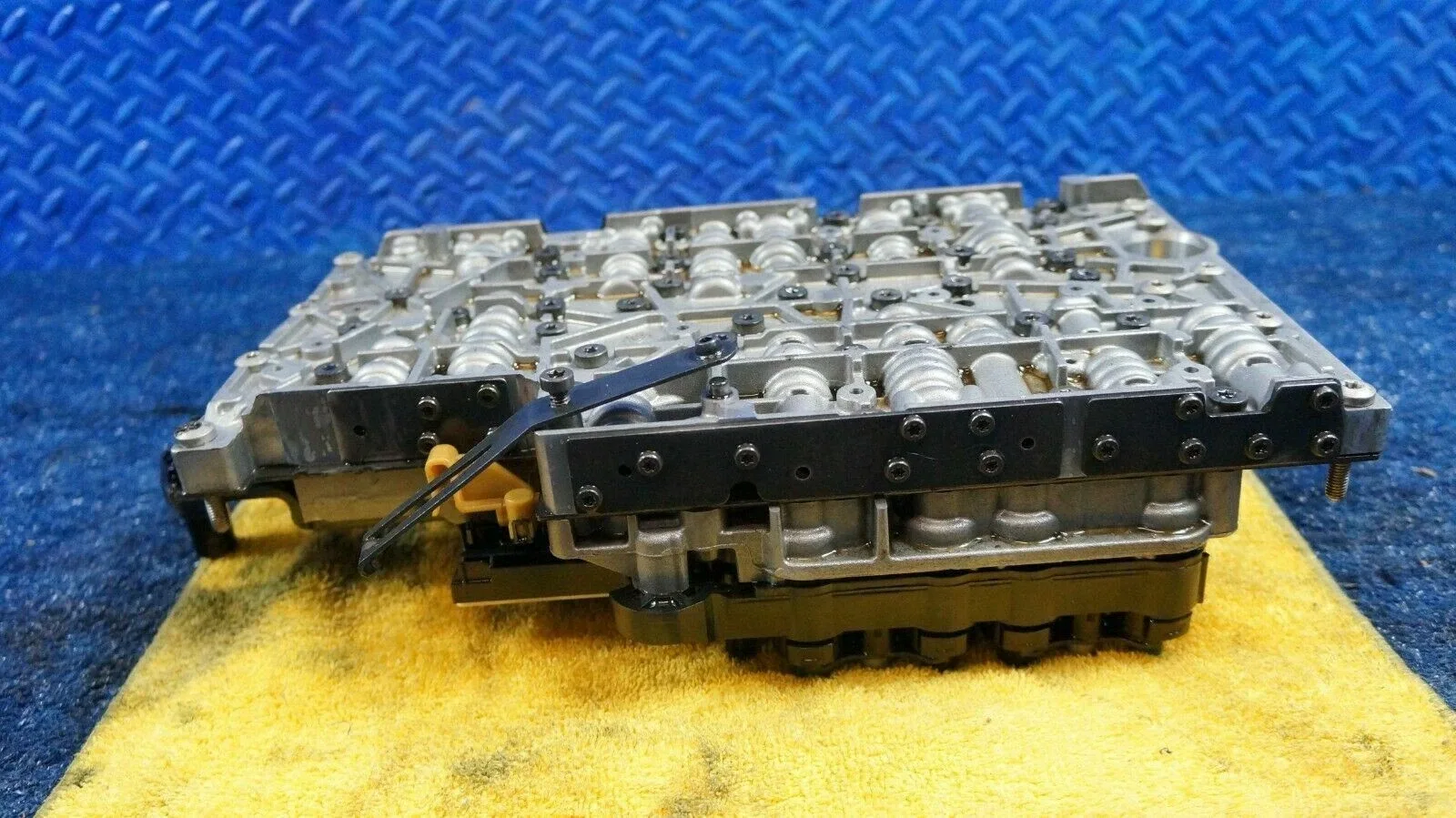 2006 Mercedes-Benz S430 Valve Body Mechatronics A2202770901 / A 220 277 09 01 image 2