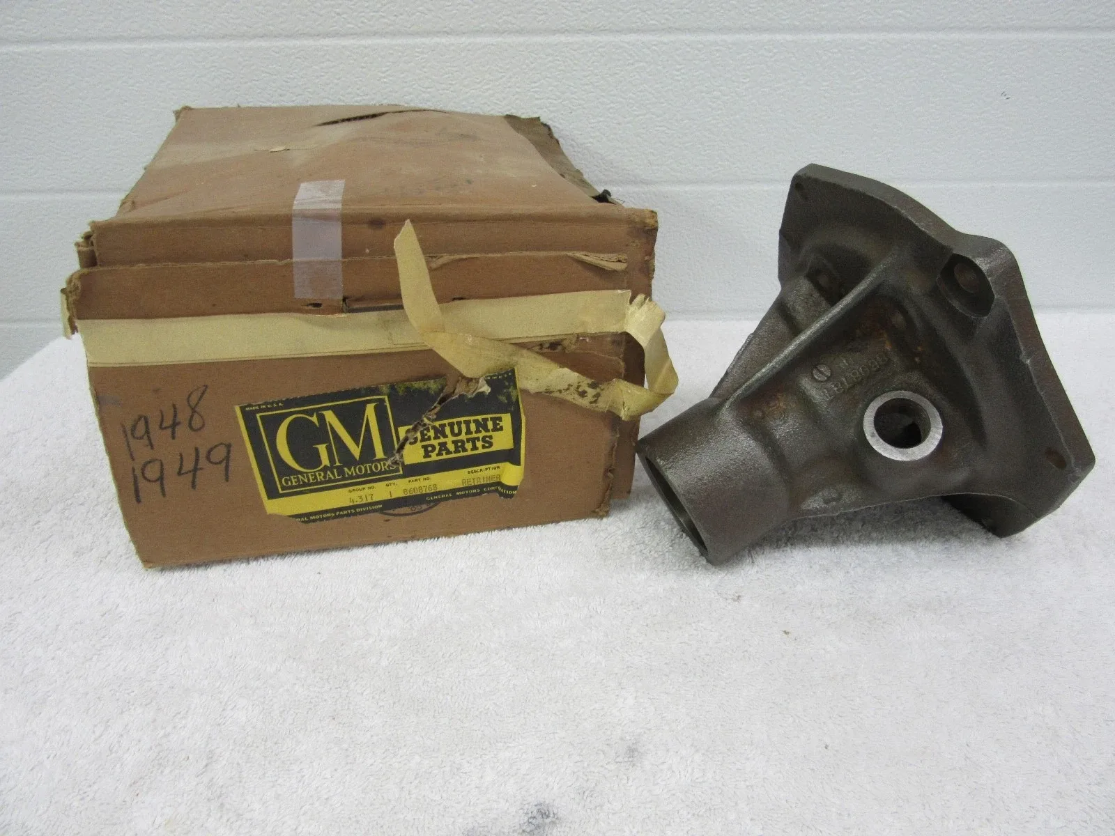 NOS 1946-1949 GM Hydra-Matic Transmission Rear Bearing Retainer - 8608768