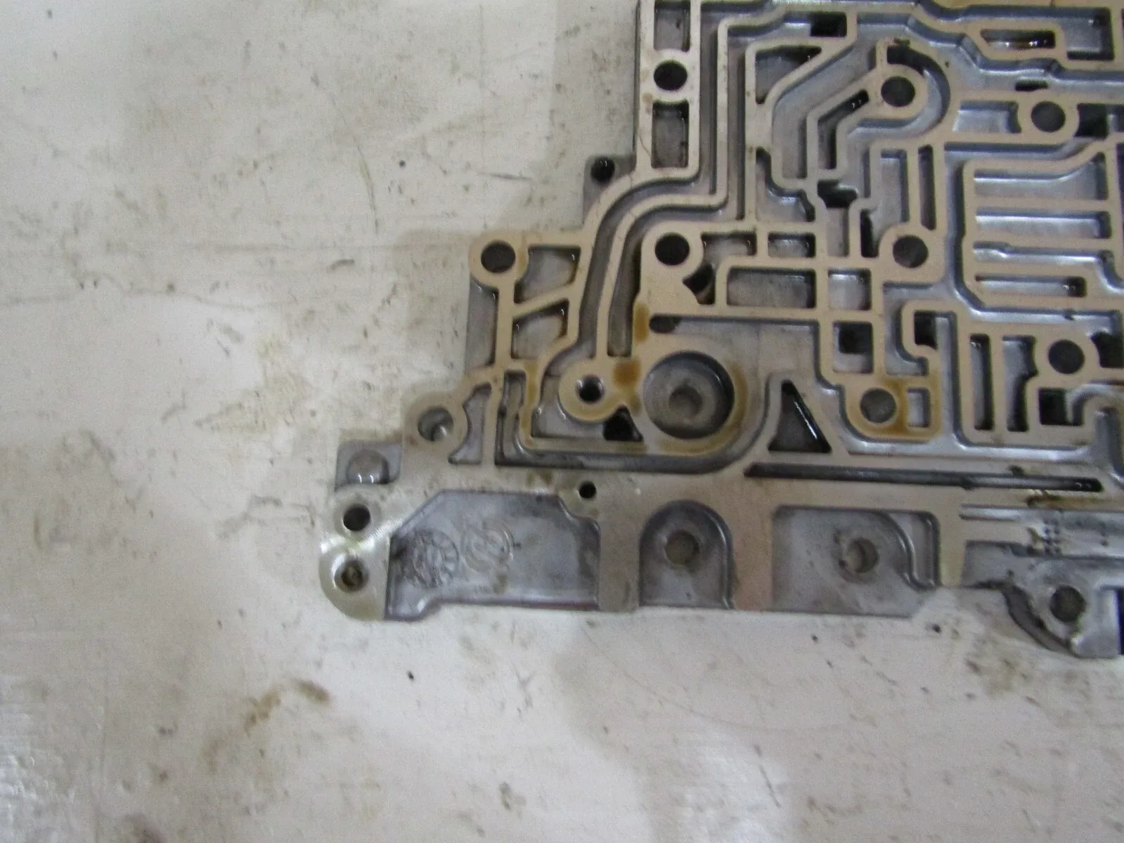 2012 Chevrolet Impala Automatic Transmission Valve Body Channel Plate image 2