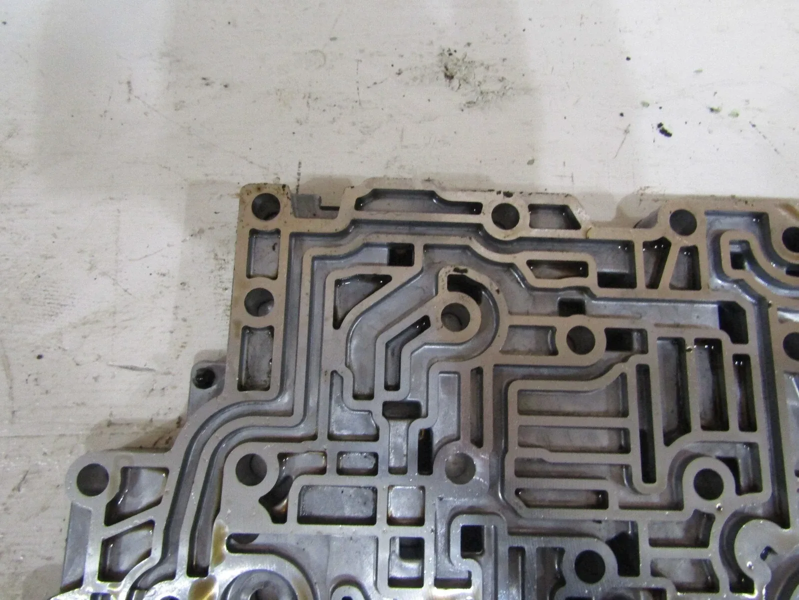 2012 Chevrolet Impala Automatic Transmission Valve Body Channel Plate image 3