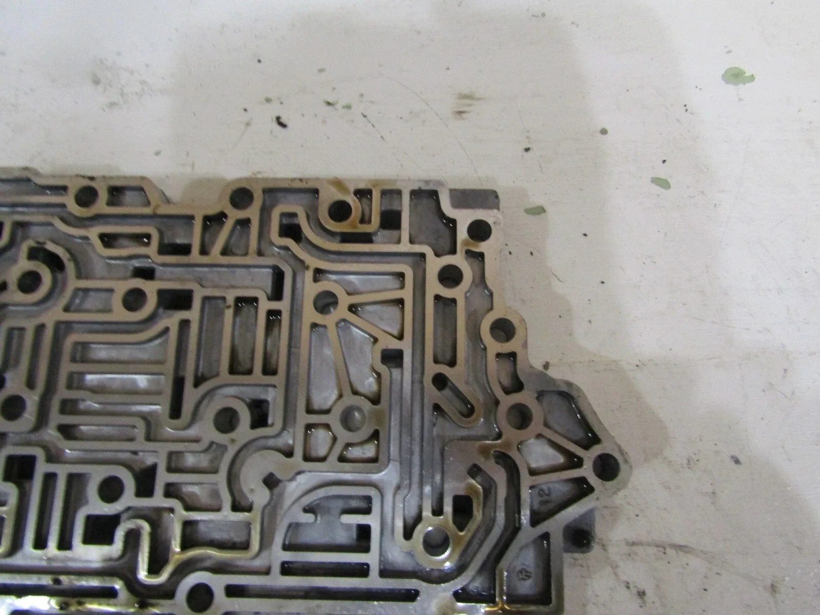 2012 Chevrolet Impala Automatic Transmission Valve Body Channel Plate image 4