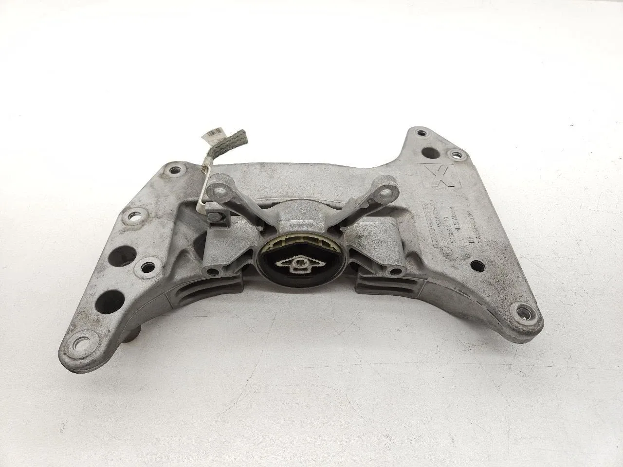 2017-2020 BMW 530e Hybrid RWD Transmission Mount (22319485333)