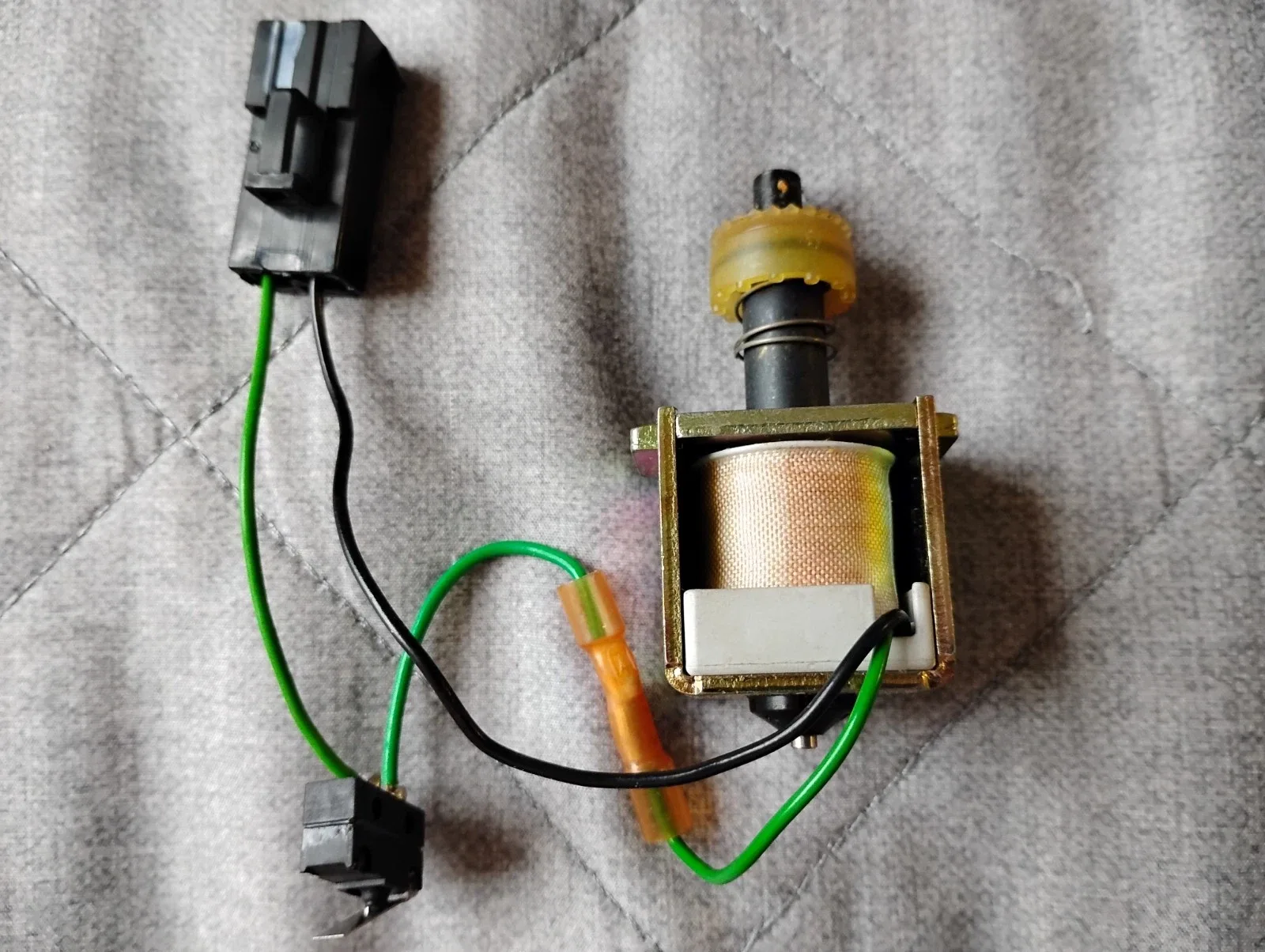 1993-1994 Volvo 850 Automatic Transmission Shift Solenoid - 9466029 image 2