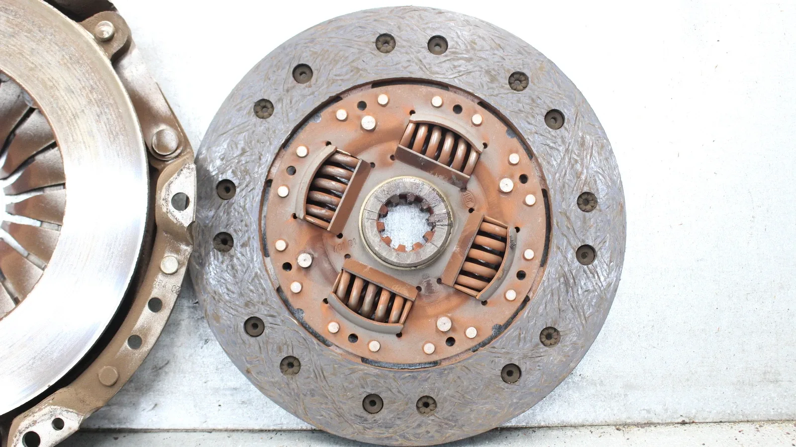 1984-1993 BMW M20 Clutch & Pressure Plate (MPN 1223171) image 3