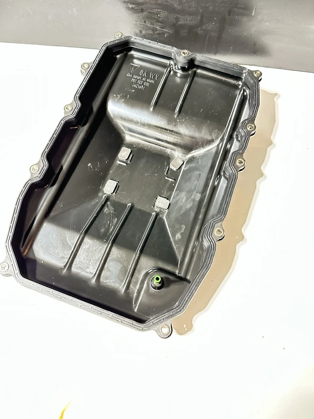 2011-2015 Porsche Cayenne Turbo V8 4.8 Transmission Oil Pan 0C8321361 image 2