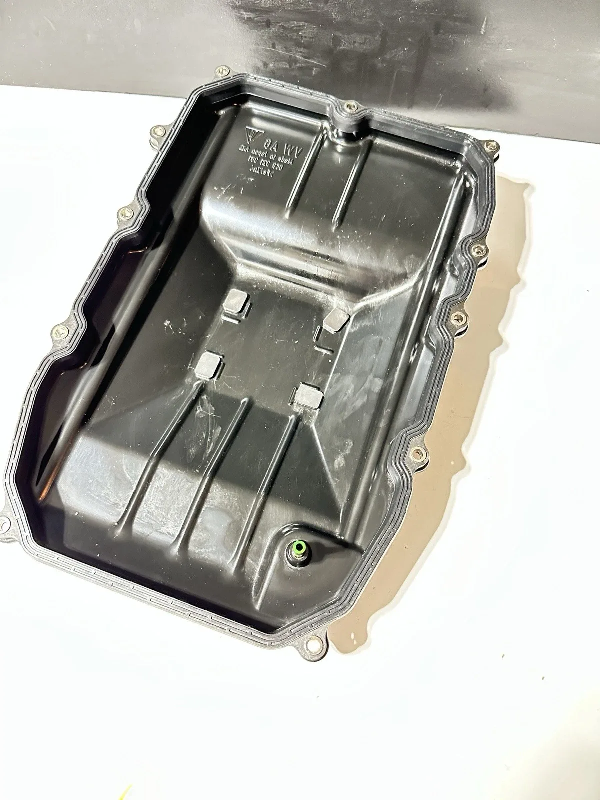 2011-2015 Porsche Cayenne Turbo V8 4.8 Transmission Oil Pan 0C8321361