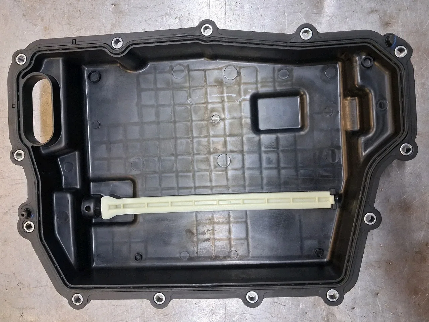 8F35 TRANSMISSION OIL PAN- SIDE PLASTIC GFX PT# S331868