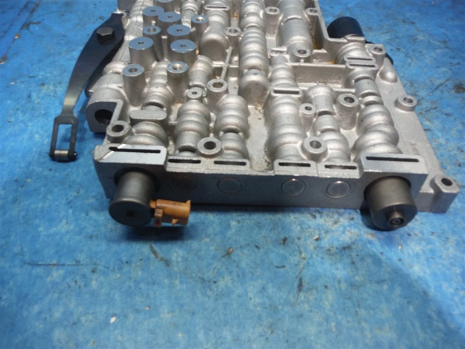 1996 Chevrolet/GMC 4L60/4L60E transmission valve body 24203537 image 4