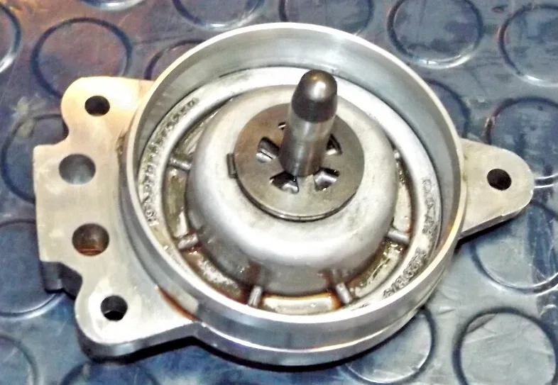 2000 Pontiac Grand AM Transmission Servo Accumulator 24201880 (4T40E/4T45E) image 2