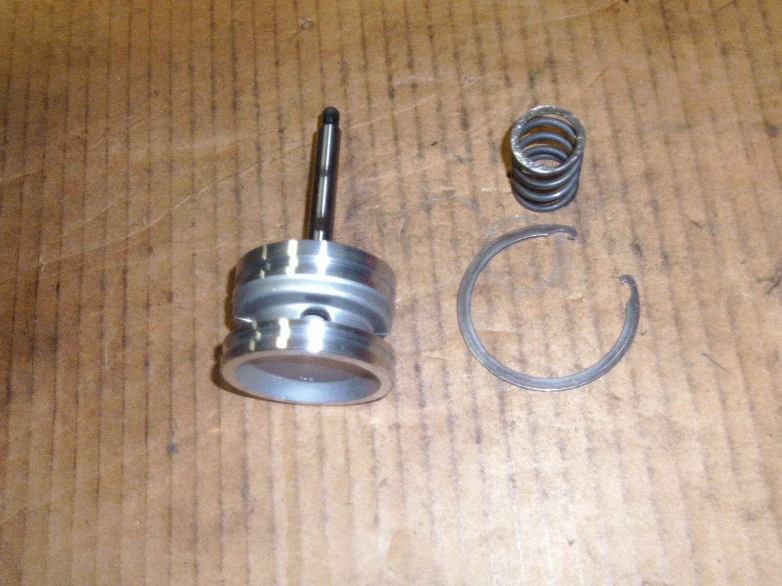Nissan/Infiniti Front Brake Band Servo Assembly RE5R05A image 2