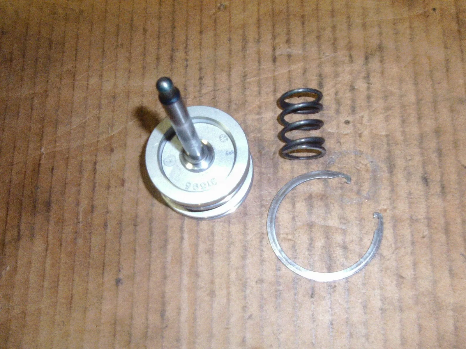 Nissan/Infiniti Front Brake Band Servo Assembly RE5R05A image 3