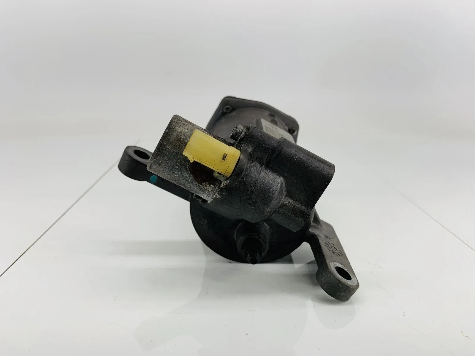 2016-2019 Buick Encore 1.4L AWD Automatic Transmission Servo Accumulator - 24045605 image 4