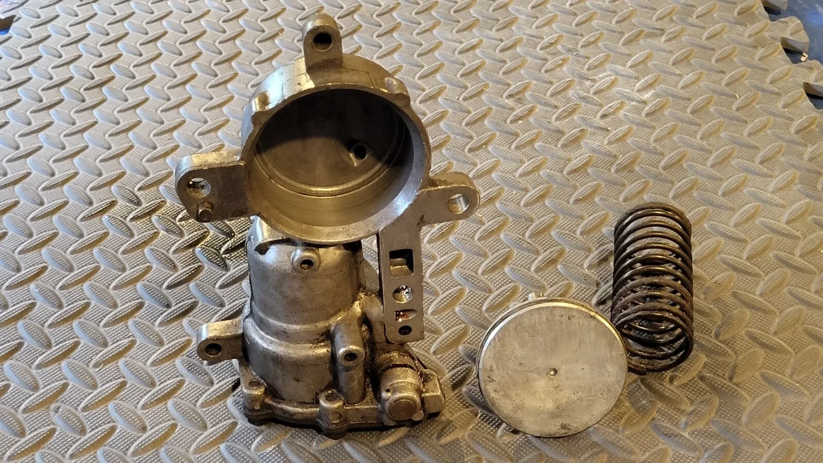 GM Oldsmobile Jetaway Transmission Accumulator & Servo Body image 4