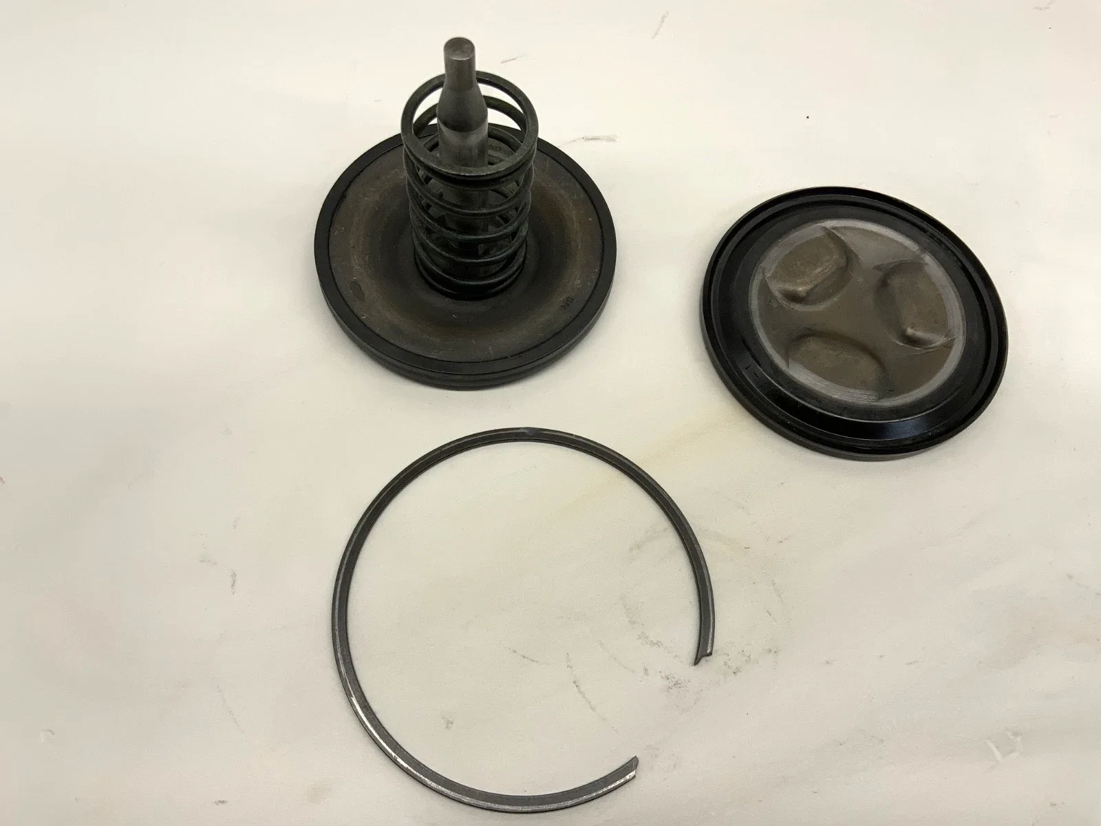 1980+ Ford AODE Reverse Servo Piston Assembly E0AP-7D28I-AA image 2