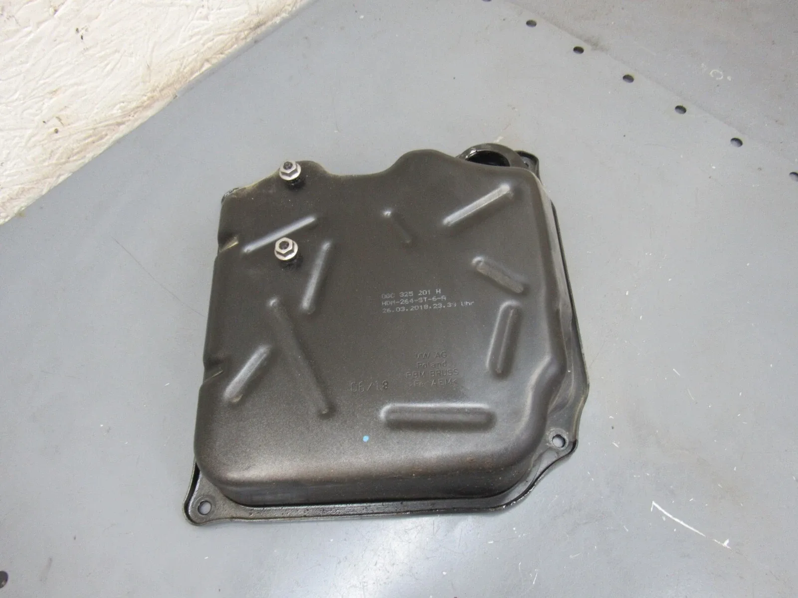 2017-2020 Audi A3 Transmission Valve Body Cover / Trans Pan OEM image 2