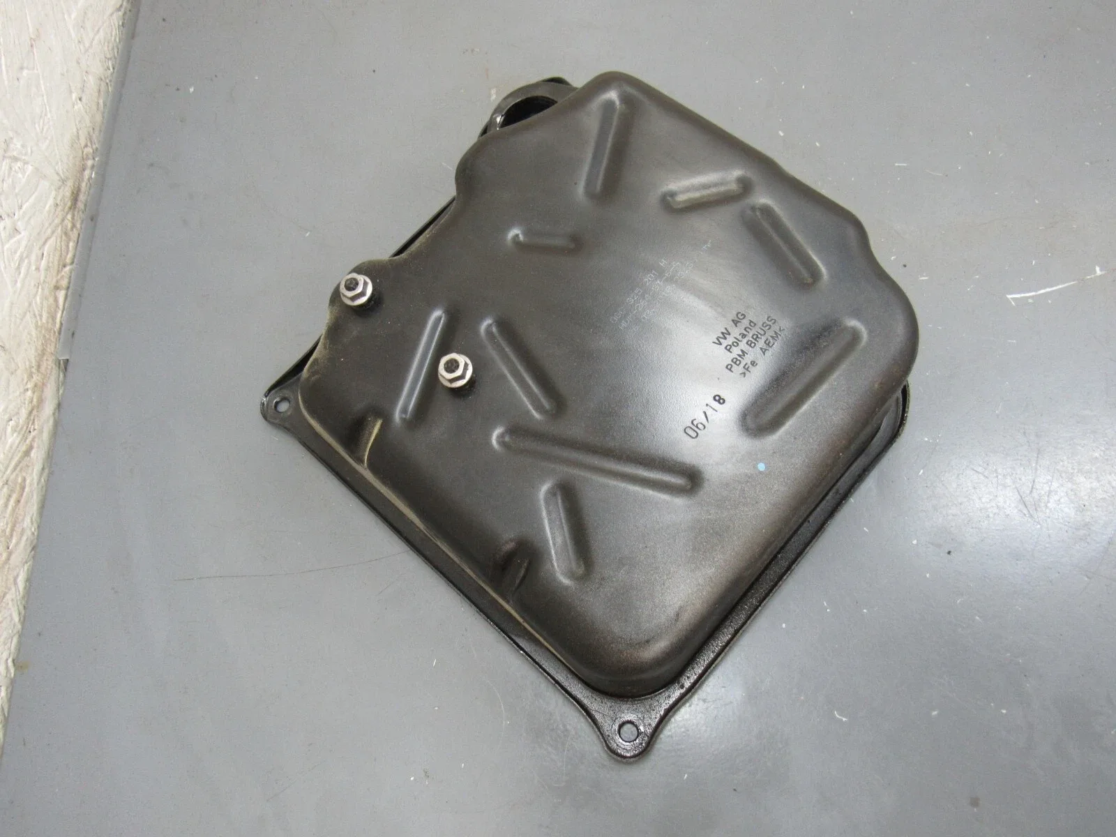 2017-2020 Audi A3 Transmission Valve Body Cover / Trans Pan OEM image 3