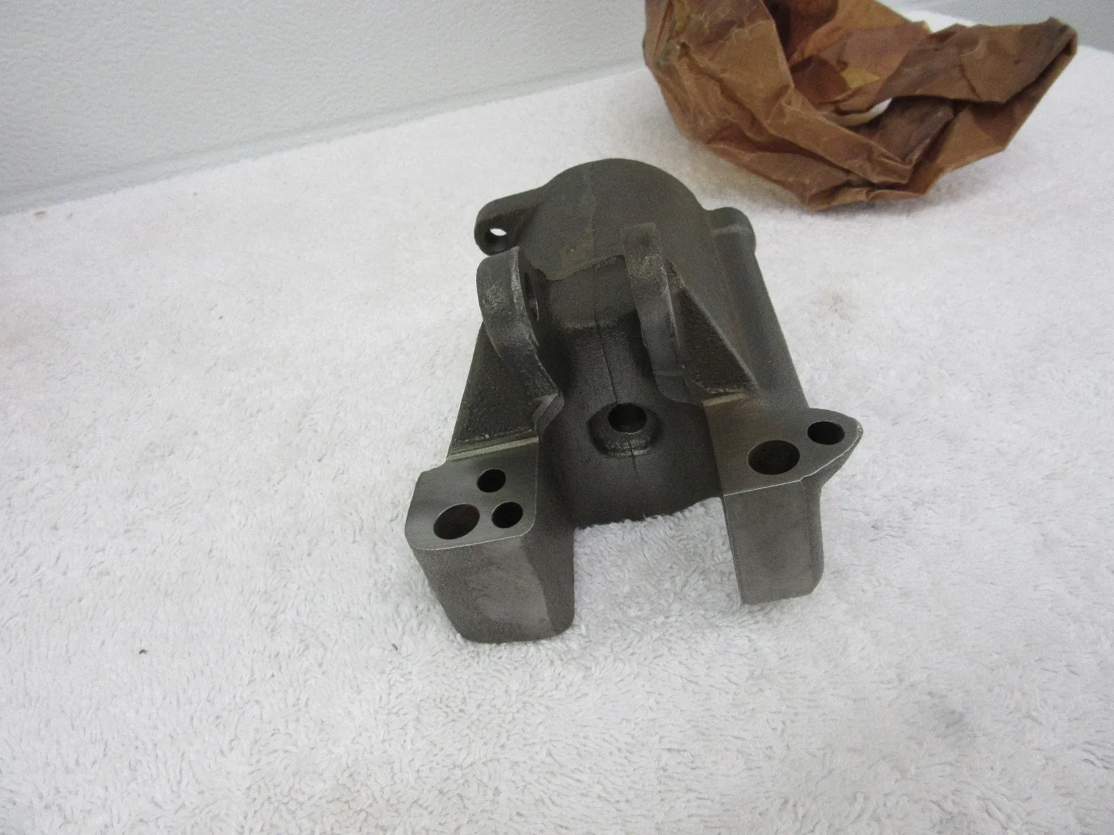 1946-1950 GM H.T. Transmission Rear Servo Body 8610748 image 4