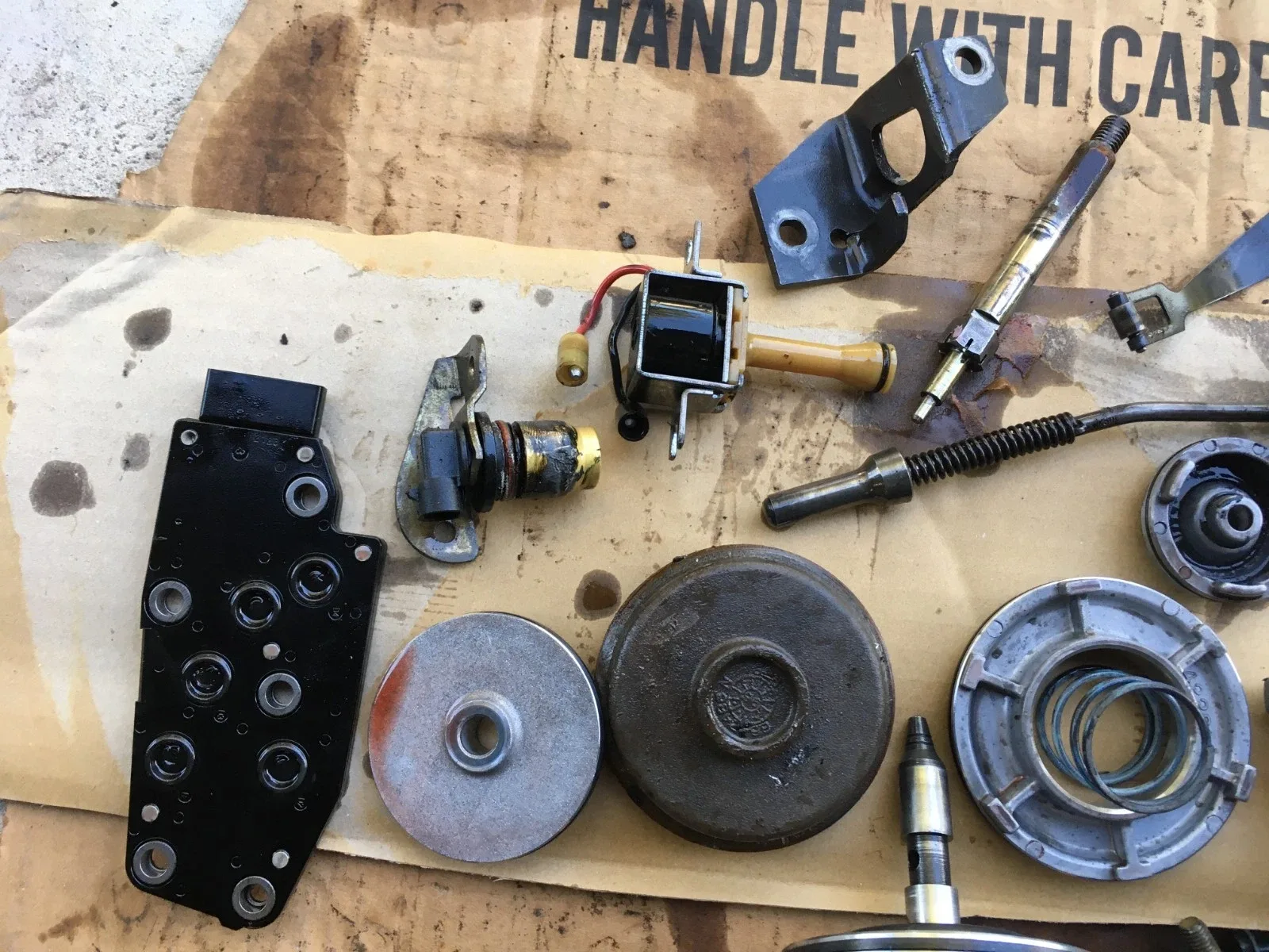 1997 Chevy 4L60E Transmission Parts – Bolts, Shift Linkage, Accumulator Valve, Servo image 4