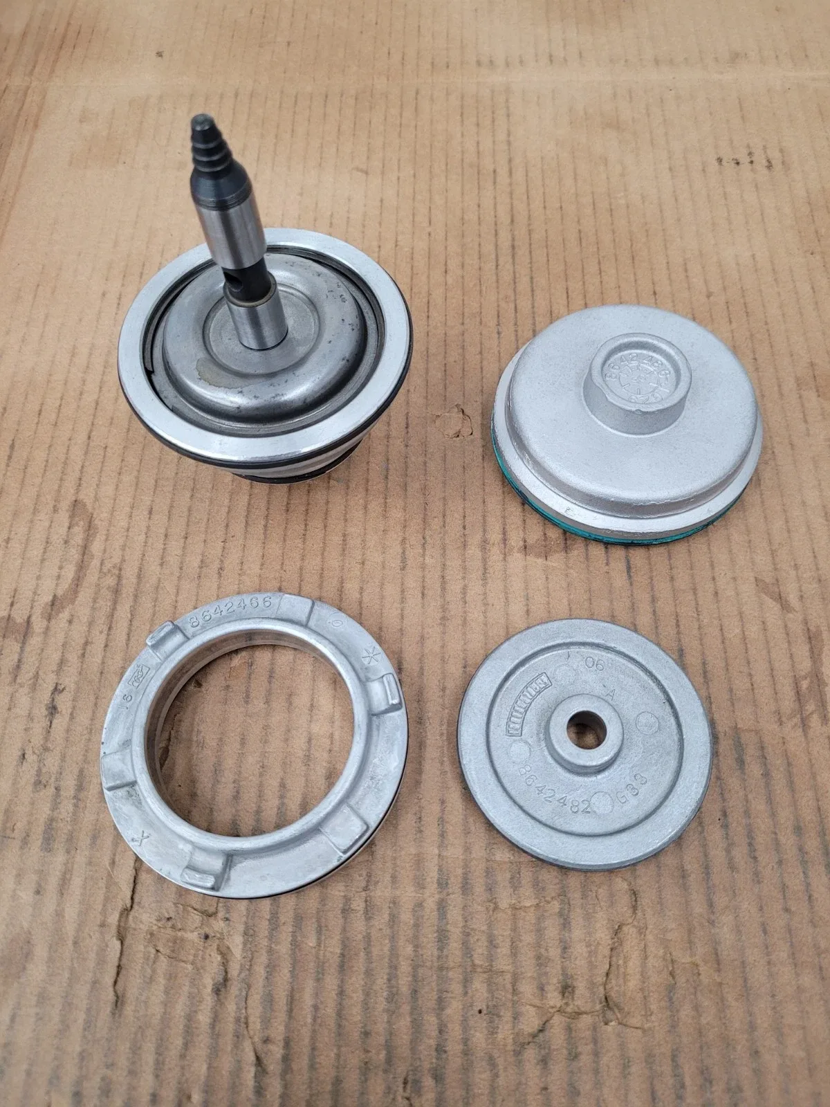 700R4 / 4L60 / 4L60E 2-4 Servo Assembly / Servo Cover — Mfg P/N 553