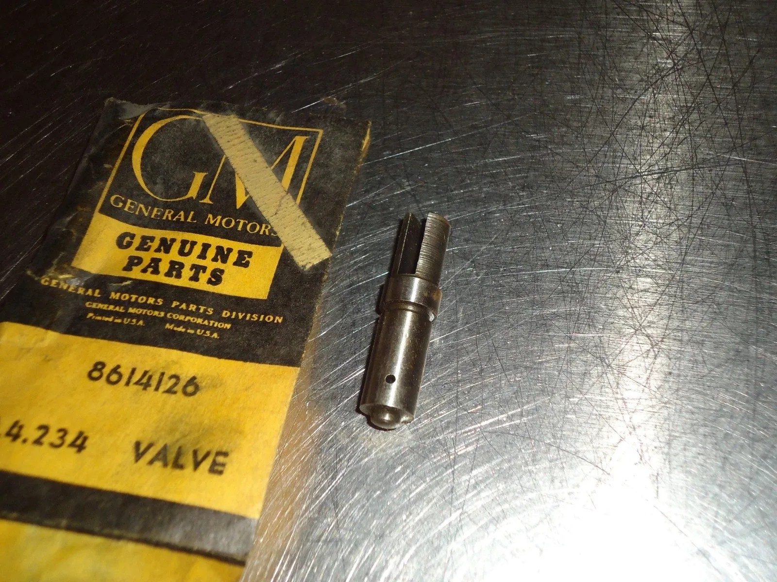 GM Hydramatic Servo Downshift Valve 8614126 - Pontiac / Olds image 2