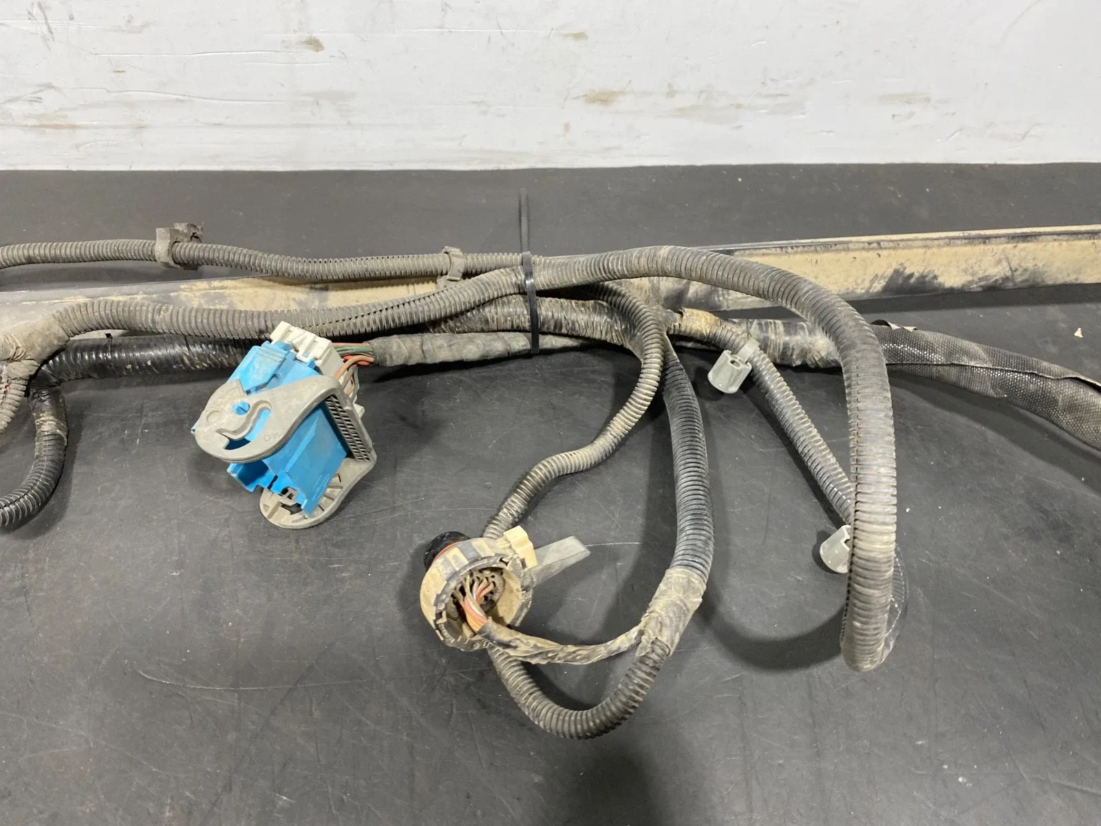 2007 Chevrolet Corvette C6 Transmission Tunnel Wiring Harness OEM image 3