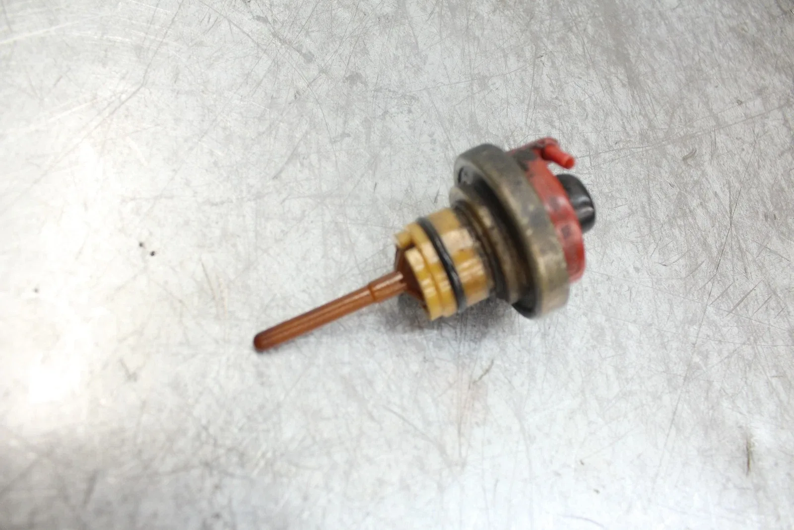 1982 Porsche 928 - 126 270 91 79 - Automatic Gearbox Vacuum Red Top Modulator