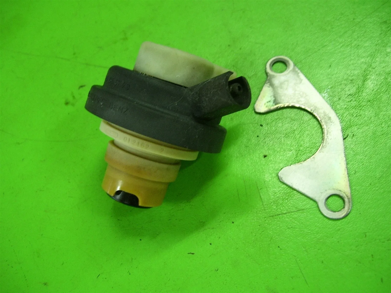 1995 Mercedes E320 W124 Transmission Vacuum Modulator Valve 1994 722.3 image 2