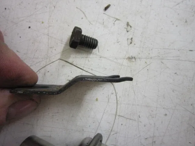 GM TH350 AUTOMATIC TRANSMISSION VACUUM MODULATOR HOLD DOWN BRACKET W/BOLT OEM image 2