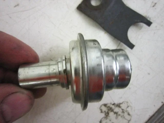 GM TH350 AUTOMATIC TRANSMISSION VACUUM MODULATOR HOLD DOWN BRACKET W/BOLT OEM image 3