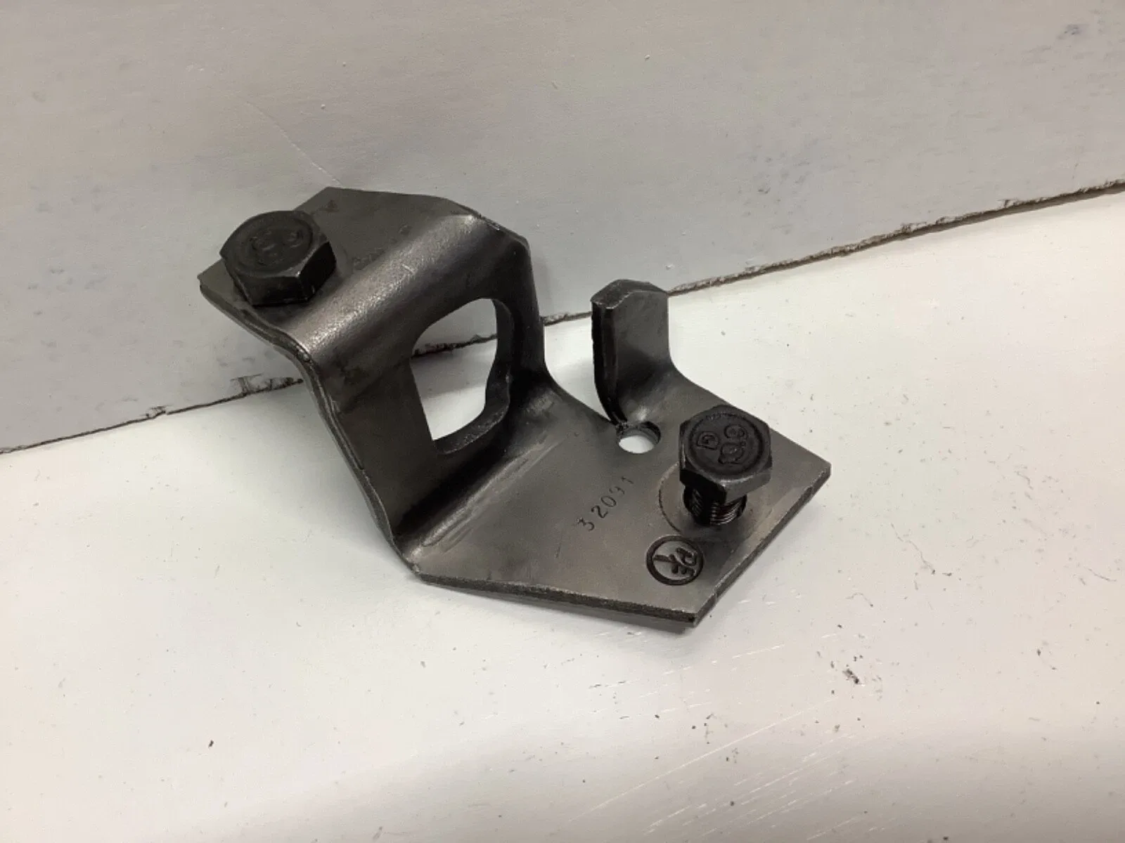 GM 4L60E/4L65E AUTOMATIC TRANSMISSION PARKING PAWL RETAINER BRACKET WITH BOLTS image 2