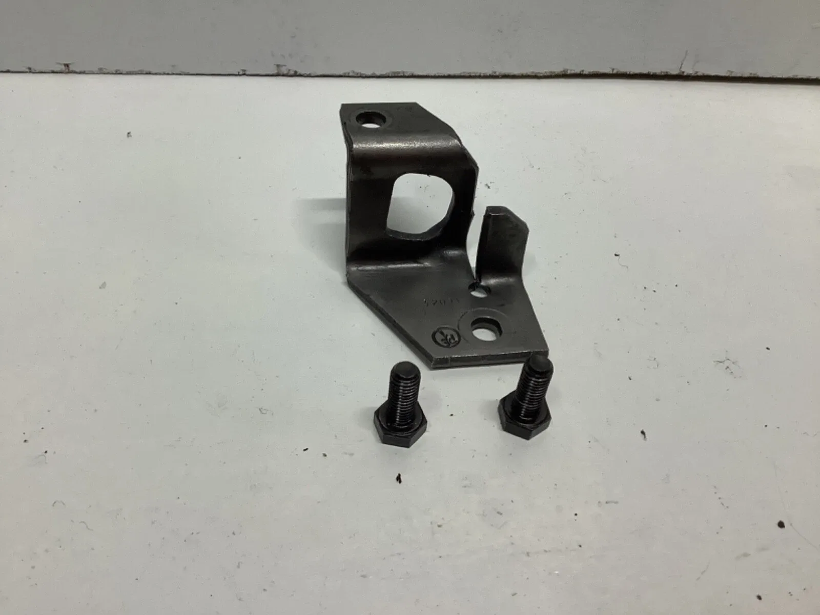 GM 4L60E/4L65E AUTOMATIC TRANSMISSION PARKING PAWL RETAINER BRACKET WITH BOLTS image 3