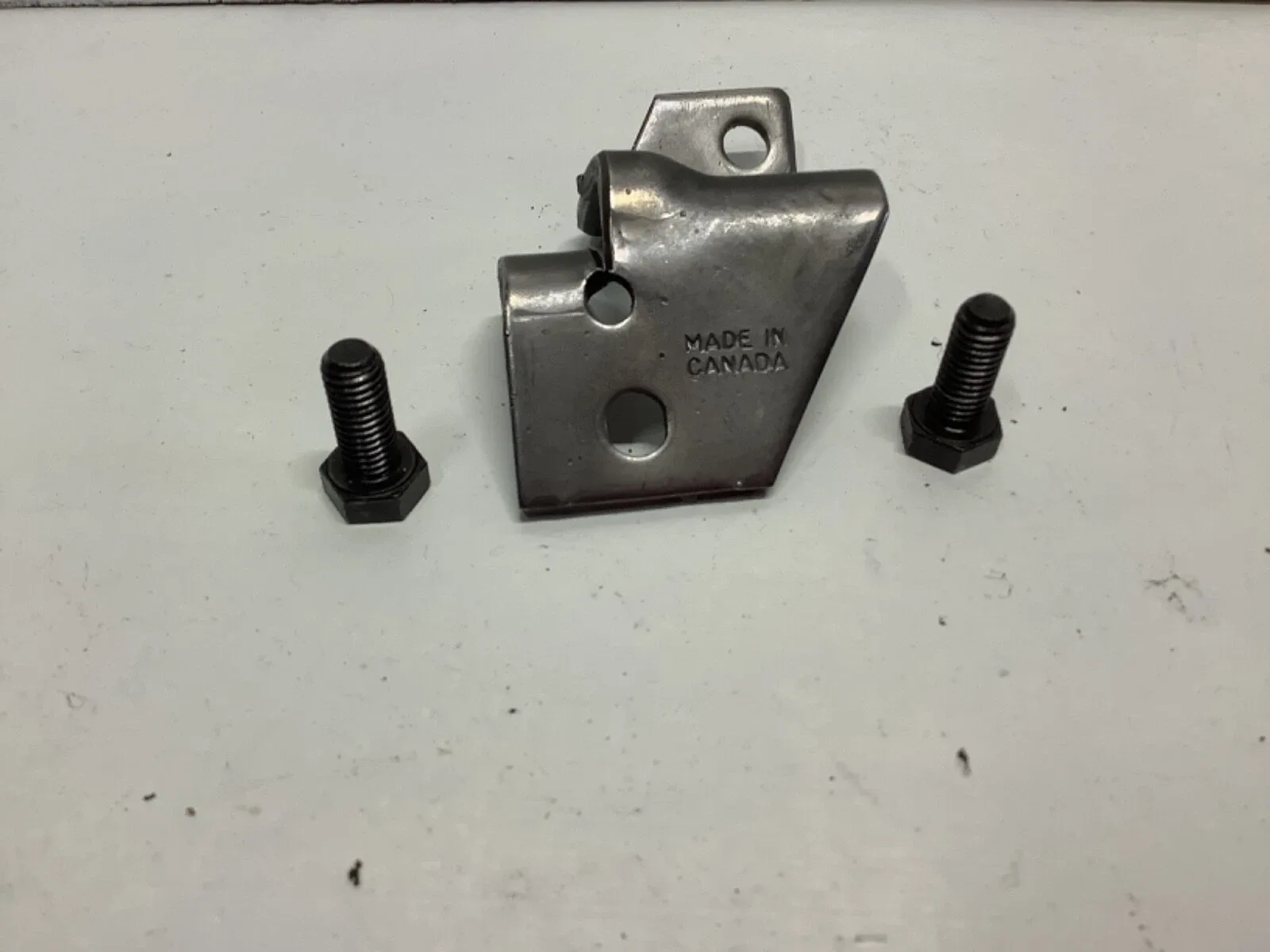 GM 4L60E/4L65E AUTOMATIC TRANSMISSION PARKING PAWL RETAINER BRACKET WITH BOLTS image 4