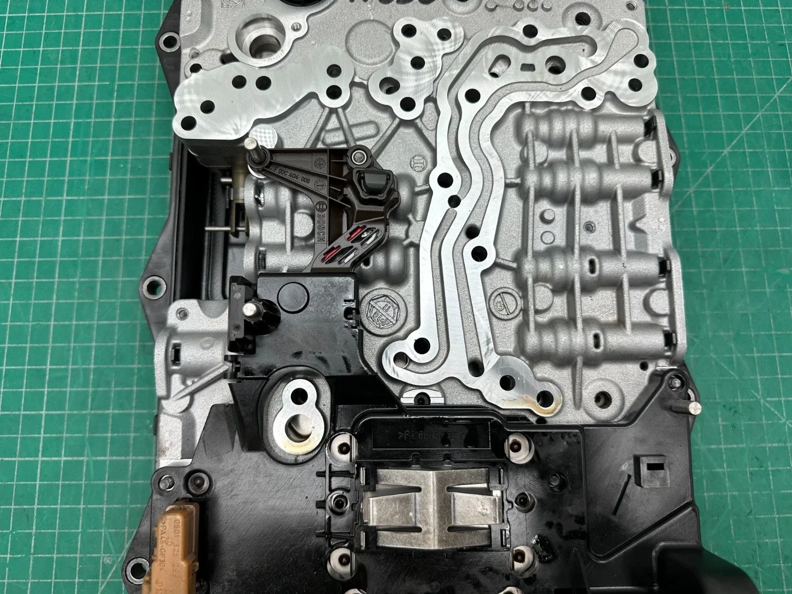 2011 BMW 550i F10 8HP-70 Valve Body Conductor Plate - 7616610 image 3