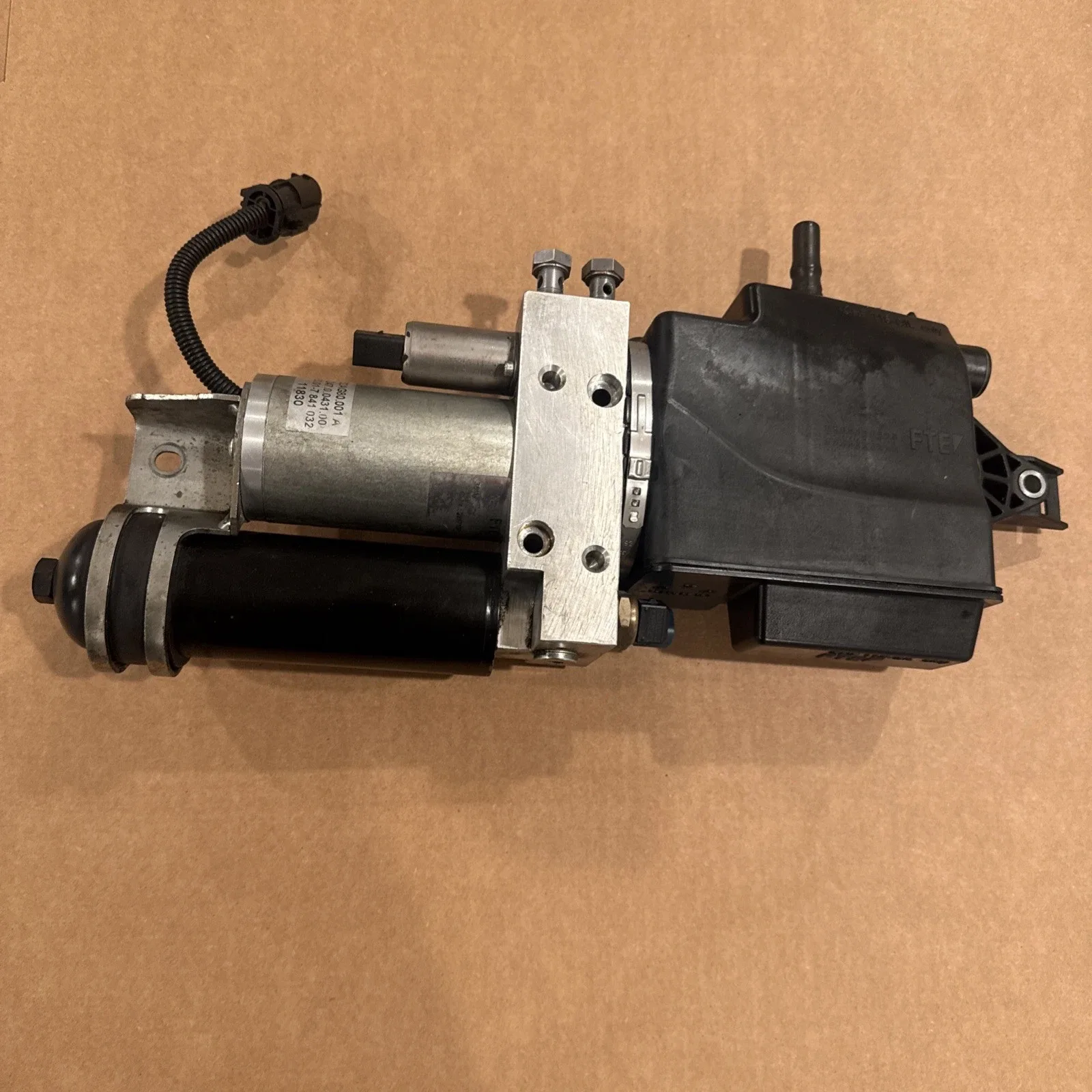 2006-2010 BMW E60 E63 M5 M6 SMG Valve Body Solenoid Block OEM