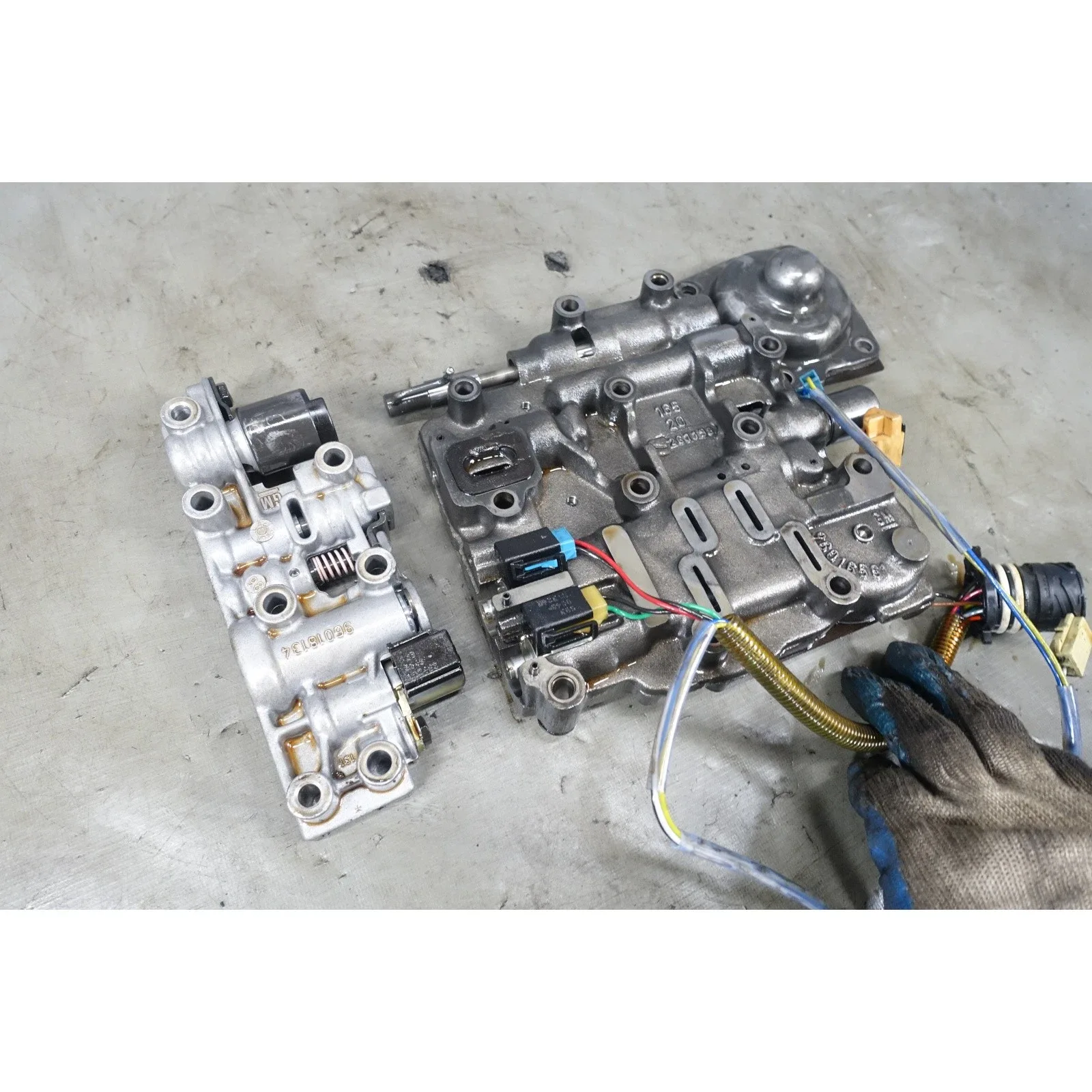 1999 BMW 328i Automatic Valve Body MPN 24351423627 image 3