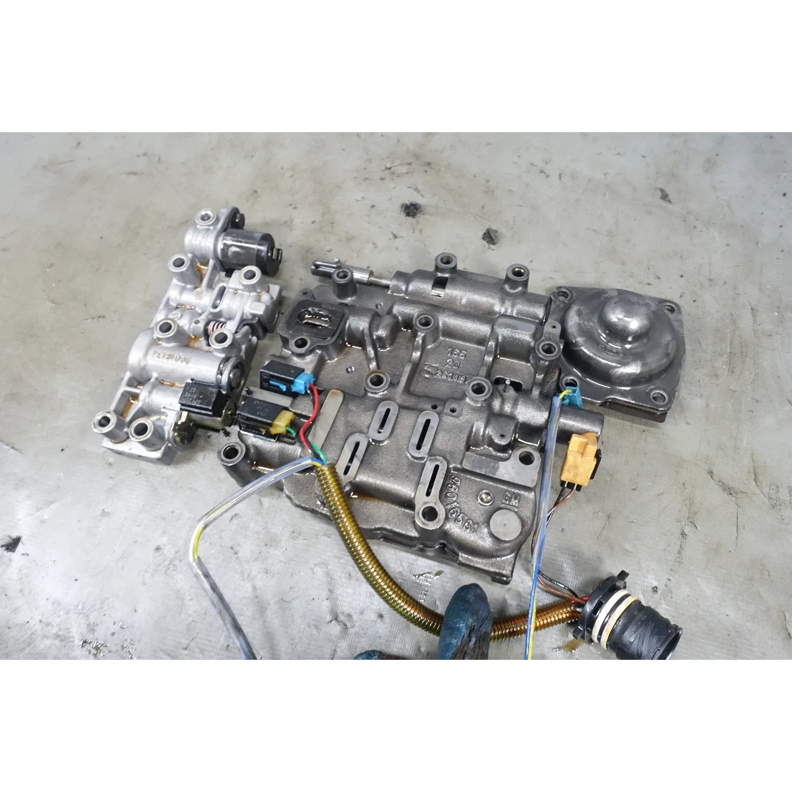 1999 BMW 328i Automatic Valve Body MPN 24351423627 image 4