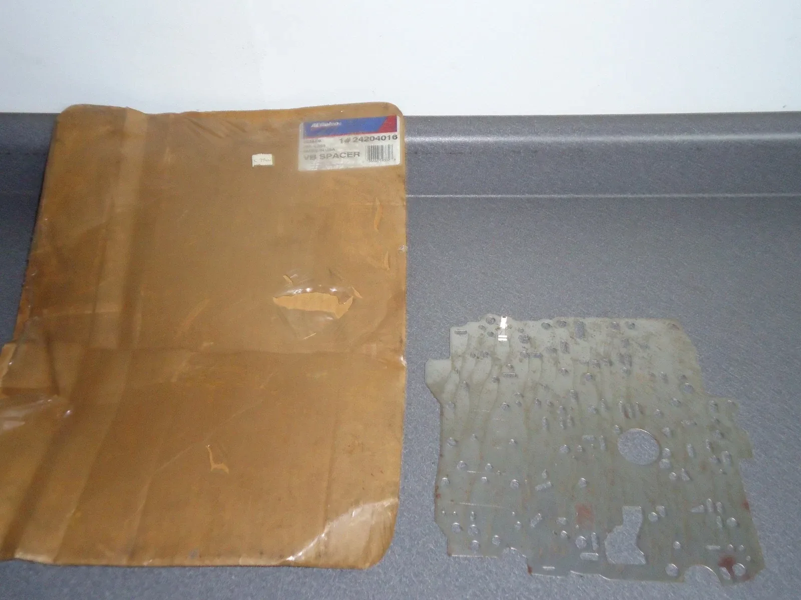 New NOS OEM GM AcDelco Automatic Transmission Valve Body Spacer Plate 24204016