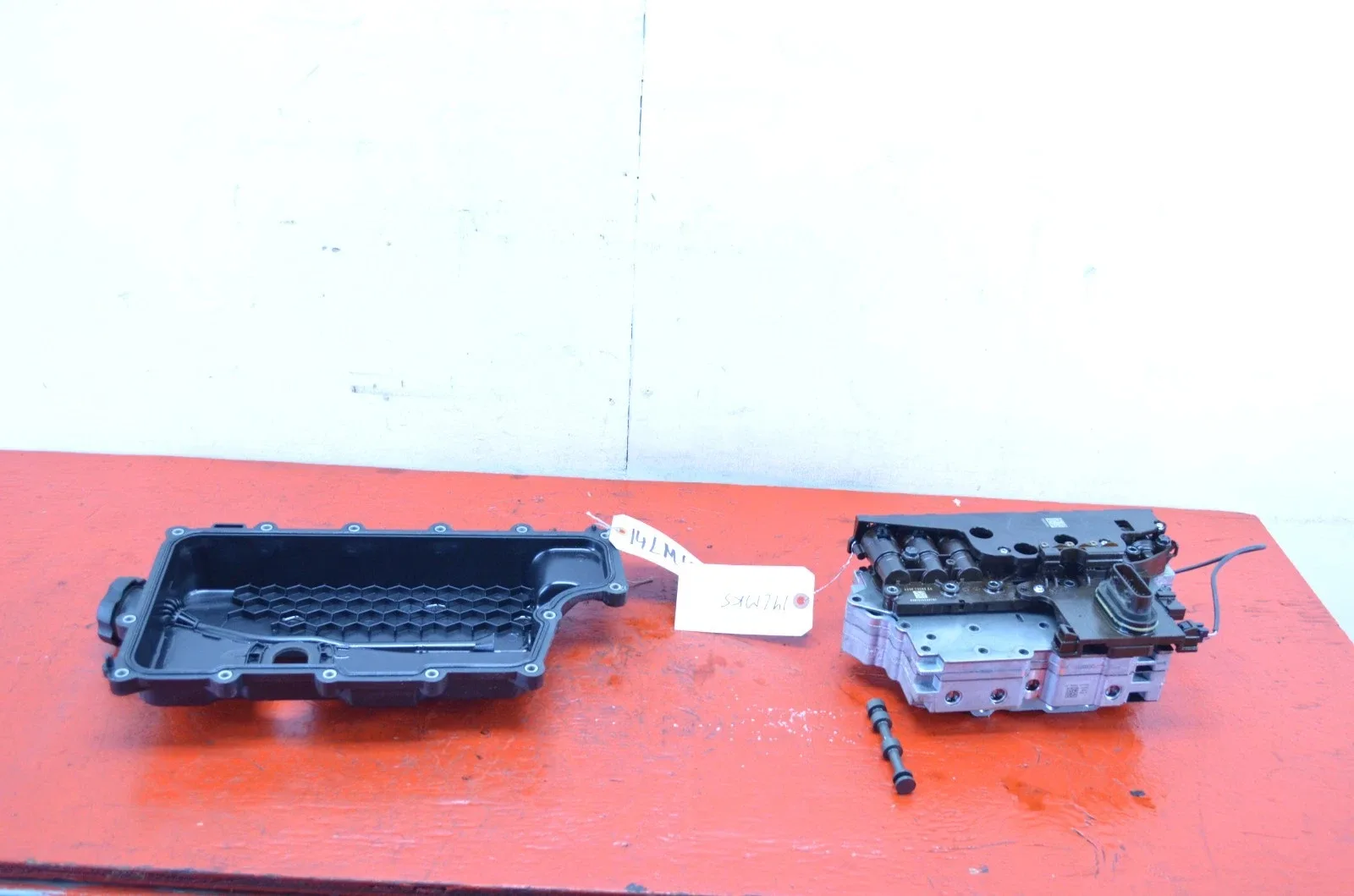 2013-2016 Lincoln MKS 3.5L FWD Automatic Transmission Valve Body OEM image 2