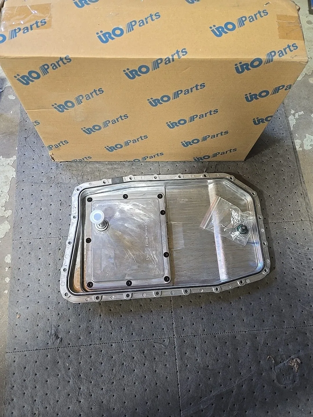 Genuine URO URO Parts Transmission Oil Pan Kit 24152333903PRM image 2