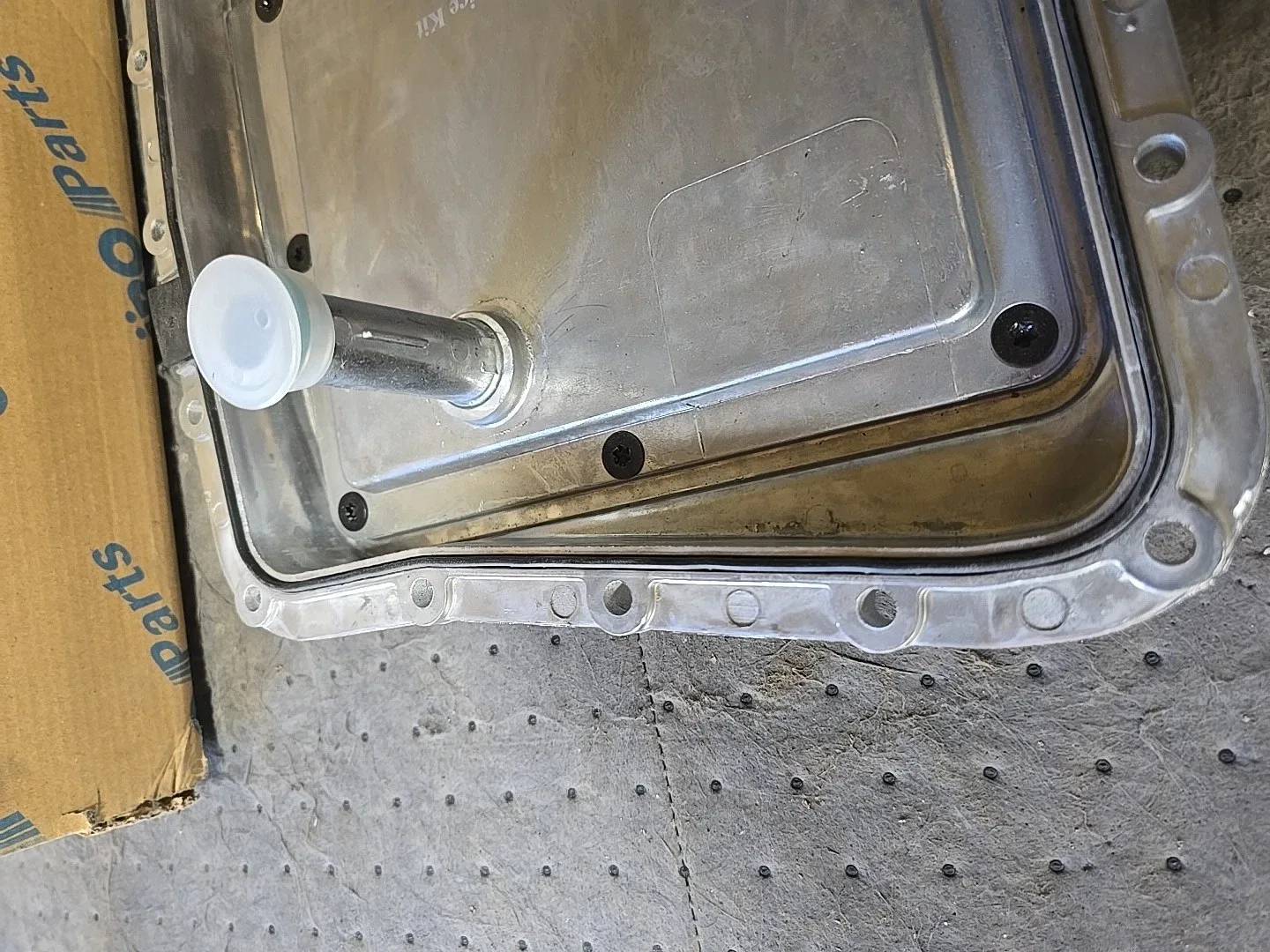 Genuine URO URO Parts Transmission Oil Pan Kit 24152333903PRM image 4