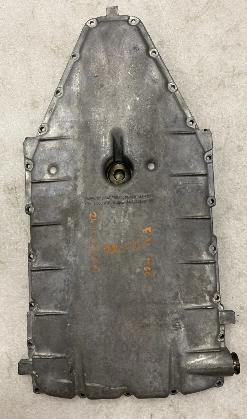 BMW E31 E32 E34 M60 TRANSMISSION OIL PAN 24111422146